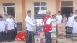 Ketua PMI Pidie Jaya saat menyaluran 1.000 paket bantuan kepada korban banjir bandang dan tanah longsor, Selasa, 28 April 2026. Foto : Ist
