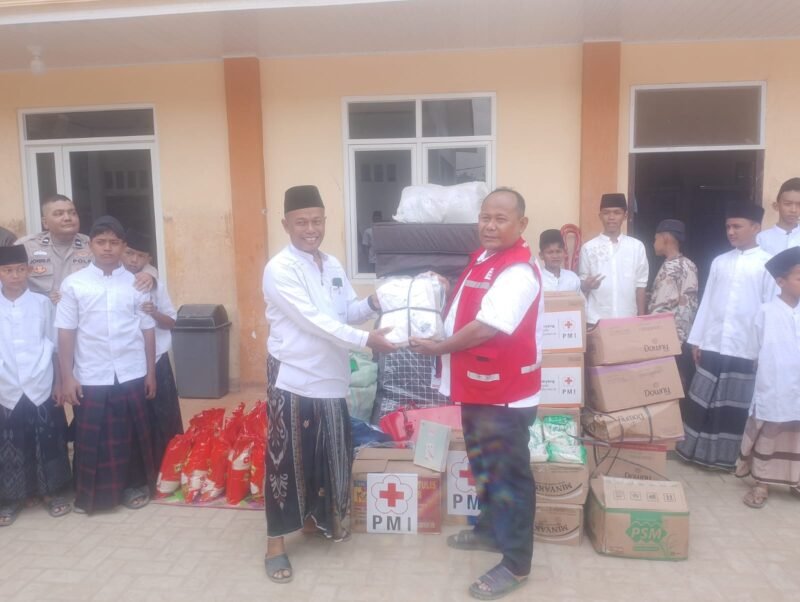Ketua PMI Pidie Jaya saat menyaluran 1.000 paket bantuan kepada korban banjir bandang dan tanah longsor, Selasa, 28 April 2026. Foto : Ist