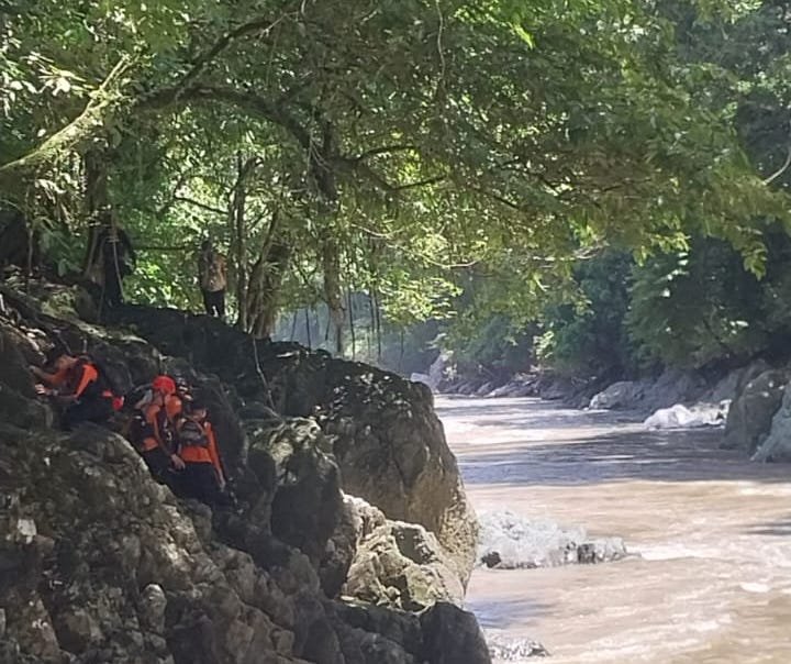 Proses pencarian korban oleh petugas SAR Pidie. Foto : Ist