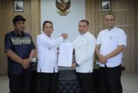 Foto: Bupati Pidie Jaya, Sibral Malasyi, saat menyerahkan SK Pelaksana Tugas (Plt) kepada Edi Saputra sebagai Plt Kepala Dinas PU.