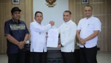 Foto: Bupati Pidie Jaya, Sibral Malasyi, saat menyerahkan SK Pelaksana Tugas (Plt) kepada Edi Saputra sebagai Plt Kepala Dinas PU.