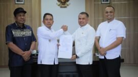 Foto: Bupati Pidie Jaya, Sibral Malasyi, saat menyerahkan SK Pelaksana Tugas (Plt) kepada Edi Saputra sebagai Plt Kepala Dinas PU.