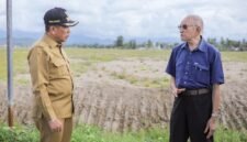 Bupati Pidie Jaya, Syibral Malasyi saat mendampingi Wali Nanggroe, PYM Malik Mahmud Al Haythar dalam kunjungan melihat kondisi Pidie Jaya pasca Banjir akhir Tahun Lalu. Foto/ist