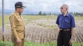 Bupati Pidie Jaya, Syibral Malasyi saat mendampingi Wali Nanggroe, PYM Malik Mahmud Al Haythar dalam kunjungan melihat kondisi Pidie Jaya pasca Banjir akhir Tahun Lalu. Foto/ist