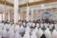 Calon Jama’ah Haji (CJH) Pidie Jaya mengikuti acara Peusijuk dan Pelepasan yang digelar di Mesjid Agung Tgk. Chiek Pante Geulima, Meureudu, Senin, 4 Mei 2026. Foto : Ist