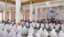 Calon Jama’ah Haji (CJH) Pidie Jaya mengikuti acara Peusijuk dan Pelepasan yang digelar di Mesjid Agung Tgk. Chiek Pante Geulima, Meureudu, Senin, 4 Mei 2026. Foto : Ist