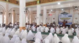 Calon Jama’ah Haji (CJH) Pidie Jaya mengikuti acara Peusijuk dan Pelepasan yang digelar di Mesjid Agung Tgk. Chiek Pante Geulima, Meureudu, Senin, 4 Mei 2026. Foto : Ist