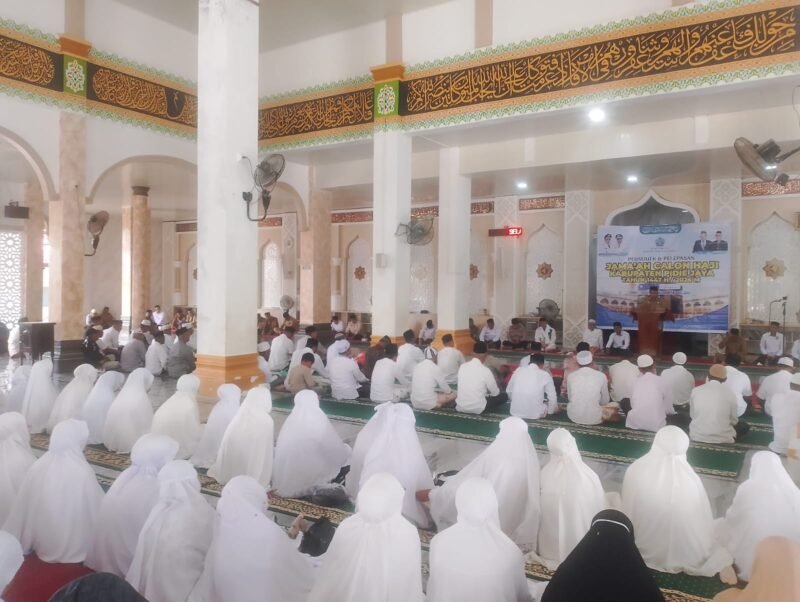 Calon Jama’ah Haji (CJH) Pidie Jaya mengikuti acara Peusijuk dan Pelepasan yang digelar di Mesjid Agung Tgk. Chiek Pante Geulima, Meureudu, Senin, 4 Mei 2026. Foto : Ist