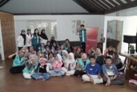 Momen hangat antara relawan, anak-anak pejuang kanker, serta orang tua dalam Voluntara Lite. Foto : Dok Yayasan IBM