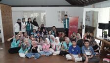 Momen hangat antara relawan, anak-anak pejuang kanker, serta orang tua dalam Voluntara Lite. Foto : Dok Yayasan IBM