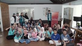 Momen hangat antara relawan, anak-anak pejuang kanker, serta orang tua dalam Voluntara Lite. Foto : Dok Yayasan IBM