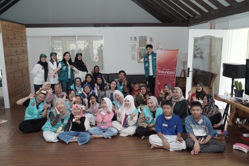 Momen hangat antara relawan, anak-anak pejuang kanker, serta orang tua dalam Voluntara Lite. Foto : Dok Yayasan IBM
