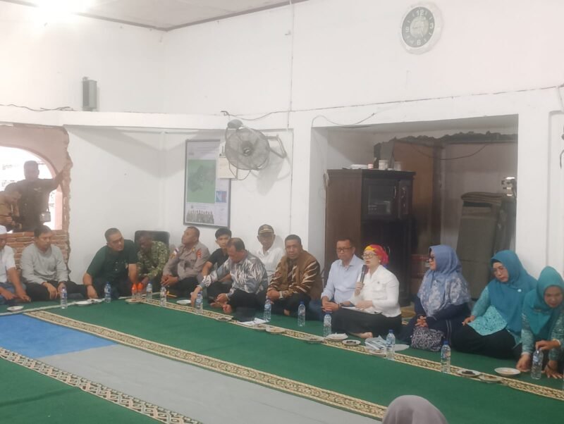Wamendiktisaintek, Stella Christie, saat berdialog dengan masyarakat Gampong Dayah Usien, Pidie Jaya, Jum’at, 8 Mei 2026. Foto : Ist