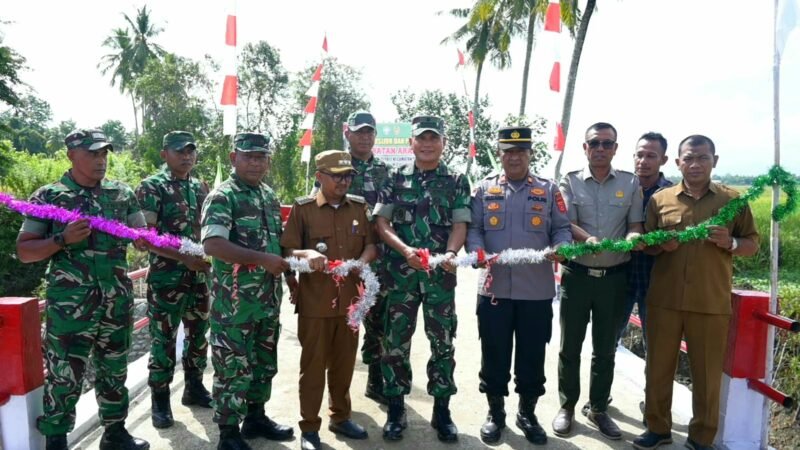 Peresmian Jembatan Aramco Ke-3 di Pidie oleh Kasdim 0102/Pidie, Mayor Cpl Hendrianto. Foto : Ist