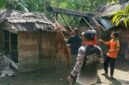 Anggota TNI Kodim 0102/Pidie bersama warga saat membongkar rumah Siti Hawa, Minggu, 10 Mei 2026. Foto : Ist