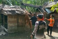 Anggota TNI Kodim 0102/Pidie bersama warga saat membongkar rumah Siti Hawa, Minggu, 10 Mei 2026. Foto : Ist
