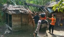 Anggota TNI Kodim 0102/Pidie bersama warga saat membongkar rumah Siti Hawa, Minggu, 10 Mei 2026. Foto : Ist