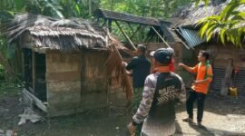 Anggota TNI Kodim 0102/Pidie bersama warga saat membongkar rumah Siti Hawa, Minggu, 10 Mei 2026. Foto : Ist