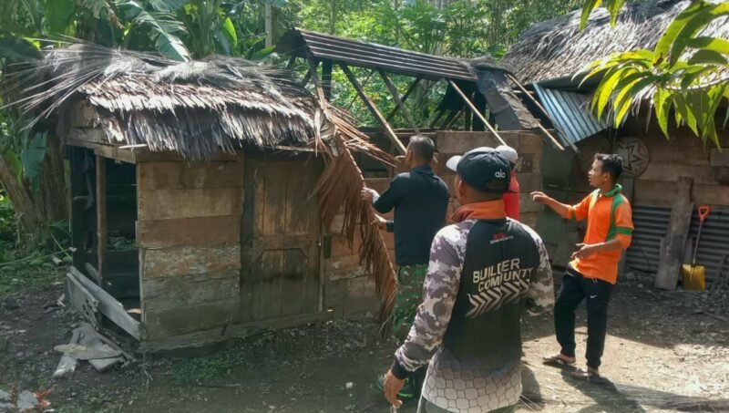 Anggota TNI Kodim 0102/Pidie bersama warga saat membongkar rumah Siti Hawa, Minggu, 10 Mei 2026. Foto : Ist
