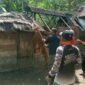 Anggota TNI Kodim 0102/Pidie bersama warga saat membongkar rumah Siti Hawa, Minggu, 10 Mei 2026. Foto : Ist