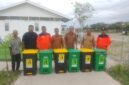 Dinas Lingkungan Hidup (DLH) Pidie Jaya menyerahkan bantuan tong sampah kepada warga di Huntara Cot Trieng. Foto : Ist