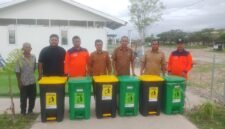 Dinas Lingkungan Hidup (DLH) Pidie Jaya menyerahkan bantuan tong sampah kepada warga di Huntara Cot Trieng. Foto : Ist
