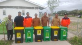 Dinas Lingkungan Hidup (DLH) Pidie Jaya menyerahkan bantuan tong sampah kepada warga di Huntara Cot Trieng. Foto : Ist