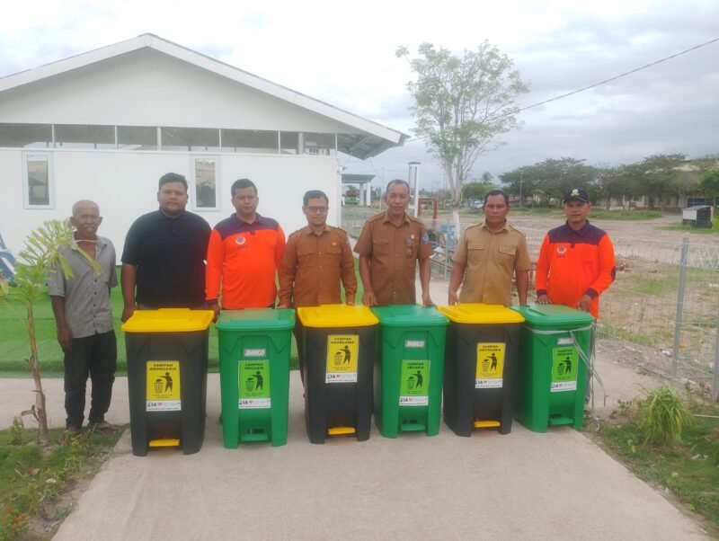 Dinas Lingkungan Hidup (DLH) Pidie Jaya menyerahkan bantuan tong sampah kepada warga di Huntara Cot Trieng. Foto : Ist
