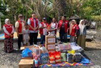Ketua PMI Pidie Jaya, Irwan Ibrahim, bersama pengurus saat menyerahkan bantuan masa panik kepada korban kebakaran di Gampong Paya Baroh, Pidie Jaya, Senin, 18 Mei 2026. Foto : Ist