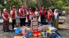 Ketua PMI Pidie Jaya, Irwan Ibrahim, bersama pengurus saat menyerahkan bantuan masa panik kepada korban kebakaran di Gampong Paya Baroh, Pidie Jaya, Senin, 18 Mei 2026. Foto : Ist