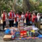 Ketua PMI Pidie Jaya, Irwan Ibrahim, bersama pengurus saat menyerahkan bantuan masa panik kepada korban kebakaran di Gampong Paya Baroh, Pidie Jaya, Senin, 18 Mei 2026. Foto : Ist