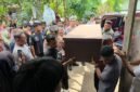Penyerahan jenazah Zulkifli kepada keluarga di Gampong Pulo Gapu, Kecamatan Bandar Dua, Pidie Jaya, Senin, 18 Mei 2026. Foto : Ist
