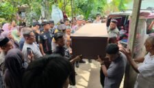 Penyerahan jenazah Zulkifli kepada keluarga di Gampong Pulo Gapu, Kecamatan Bandar Dua, Pidie Jaya, Senin, 18 Mei 2026. Foto : Ist