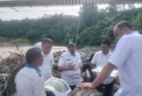 Bupati Pidie Jaya, Syibral Malasyi, saat meninjau Water Intake dan WTP PDAM Tirta Mon Krueng Meureudu. Foto : Ist