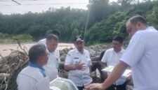 Bupati Pidie Jaya, Syibral Malasyi, saat meninjau Water Intake dan WTP PDAM Tirta Mon Krueng Meureudu. Foto : Ist