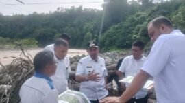 Bupati Pidie Jaya, Syibral Malasyi, saat meninjau Water Intake dan WTP PDAM Tirta Mon Krueng Meureudu. Foto : Ist