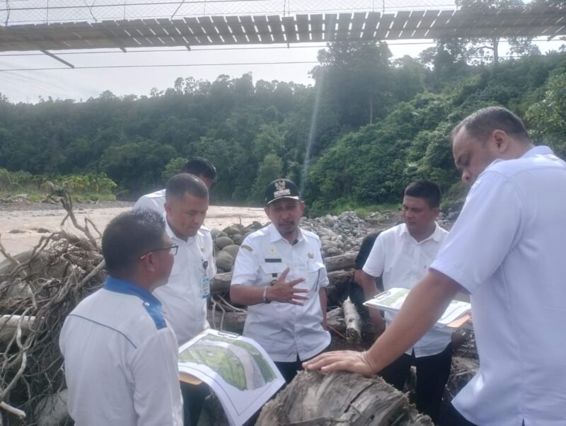 Bupati Pidie Jaya, Syibral Malasyi, saat meninjau Water Intake dan WTP PDAM Tirta Mon Krueng Meureudu. Foto : Ist