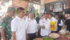 Bupati Pidie Jaya, Sibral Malasyi, saat melakukan sidak pasar Ule Glee, Pidie Jaya, Rabu, 20 Mei 2026. Foto : Ist