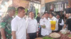 Bupati Pidie Jaya, Sibral Malasyi, saat melakukan sidak pasar Ule Glee, Pidie Jaya, Rabu, 20 Mei 2026. Foto : Ist 