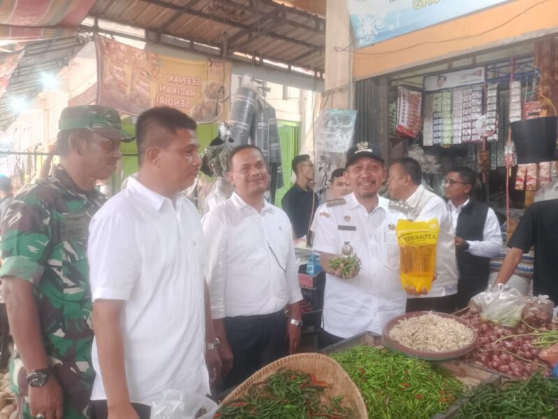 Bupati Pidie Jaya, Sibral Malasyi, saat melakukan sidak pasar Ule Glee, Pidie Jaya, Rabu, 20 Mei 2026. Foto : Ist 