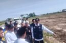Anggota DPR RI, T.A. Khalid bersama Satgas Galapana saat meninjau sawah rusak di  Pidie Jaya, Jum’at, 22 Mei 2026. Foto : Ist
