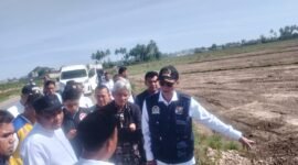 Anggota DPR RI, T.A. Khalid bersama Satgas Galapana saat meninjau sawah rusak di  Pidie Jaya, Jum’at, 22 Mei 2026. Foto : Ist