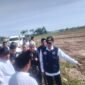 Anggota DPR RI, T.A. Khalid bersama Satgas Galapana saat meninjau sawah rusak di  Pidie Jaya, Jum’at, 22 Mei 2026. Foto : Ist