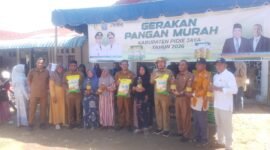 Bupati Pidie Jaya, Tgk. H. Sibral Malasyi saat mengunjungi gerakan pangan murah di halaman Kantor Camat Meureudu, Senin, 25 Mei 2026. Foto : Ist