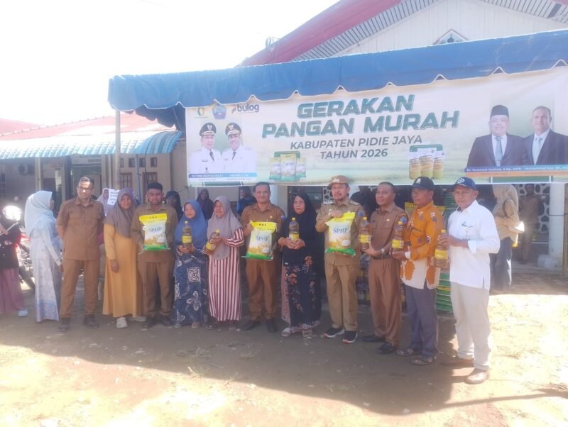 Bupati Pidie Jaya, Tgk. H. Sibral Malasyi saat mengunjungi gerakan pangan murah di halaman Kantor Camat Meureudu, Senin, 25 Mei 2026. Foto : Ist