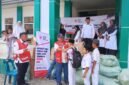PMI Pidie Jaya menyalurkan school kit bantuan HKRC di Madrasah Ibtidaiyah Negeri 4 Pidie Jaya. Foto : Ist