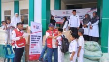 PMI Pidie Jaya menyalurkan school kit bantuan HKRC di Madrasah Ibtidaiyah Negeri 4 Pidie Jaya. Foto : Ist