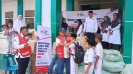 PMI Pidie Jaya menyalurkan school kit bantuan HKRC di Madrasah Ibtidaiyah Negeri 4 Pidie Jaya. Foto : Ist