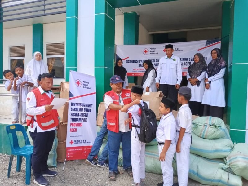 PMI Pidie Jaya menyalurkan school kit bantuan HKRC di Madrasah Ibtidaiyah Negeri 4 Pidie Jaya. Foto : Ist
