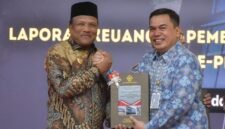 Bupati Bireuen, Ir. Mukhlis, ST., saat menerima LHP BPK atas LKPD Bireuen Tahun Anggaran 2025 dari Kepala BPK Perwakilan Aceh, Andri Yogama. Foto : Ist